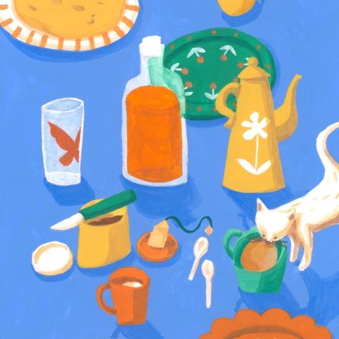 Illustration à la gouache de Mathilde Villerot, représentant une nappe bleue sur laquelle sont répartis des assiettes, des verres, des tasses, une pile de crêpe, et un petit chat curieux.