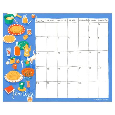 Page de février du calendrier 2025 illustré à la gouache par Mathilde Villerot, représentant une nappe bleue sur laquelle sont répartis des assiettes, des verres, des tasses, une pile de crêpe, et un petit chat curieux.