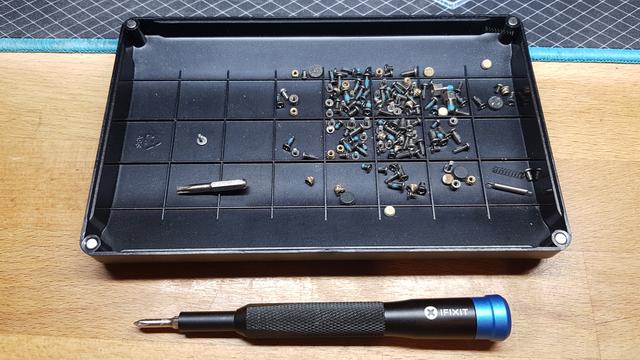oh, yeah, this box came without M.2 screws! Luckily, i've accumulated a few compatible specimen, disassembling laptops.