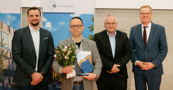 Das Bild zeigt Transferpreisträger Prof. Dr. Andreas Taubert (2. von links) mit Sascha Thormann von Potsdam Transfer (links) sowie Dr. Andreas Bohlen (2. von rechts) und Wolfgang Hadlich (rechts) von der UP Transfer GmbH. Das Foto machte Kevin Ryl.