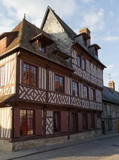 Maison à #PontlÉvêque (#Calvados) Construction XVIIe siècle. Façade et toiture : inscription par arrêté du 11 octobre 1930.
Suite 👉 https://monumentum.fr/monument-historique/pa00111616/pont-leveque-maison
#Patrimoine #MonumentHistorique
Photo CC-BY-SA 4.0 : Edouard Hue (EdouardHue)