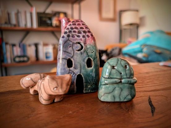 Les trois céramiques côte à côte sur une table basse en bois.
