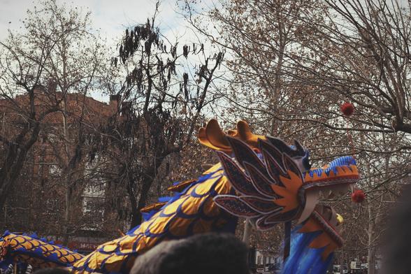 Fotografía de un dragón chino amarillo y azul en la cabalgata del año nuevo chino
