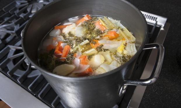 Olla con caldo de verduras. (Spencer Jones / Glasshouse Images)