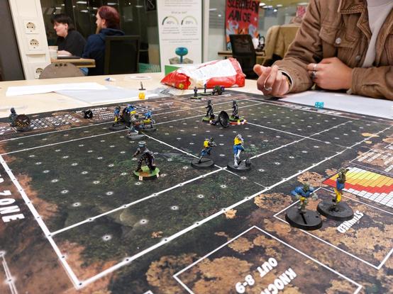 Swamp themed blood bowl 7s pitch with Cambuur themed necromantic horror versus count bin face themed vampires. It was a good undead off.