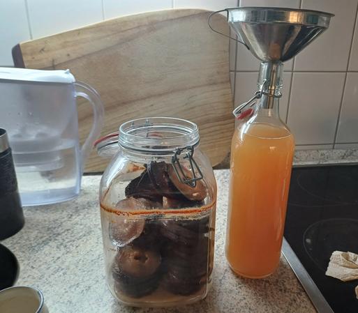 Den Saft aus einer 5L-Flasche, in der ich 1,5kg Quitten und 1kg Honig 2022 eingelegt habe, in eine 1Liter Flasche umgefüllt.