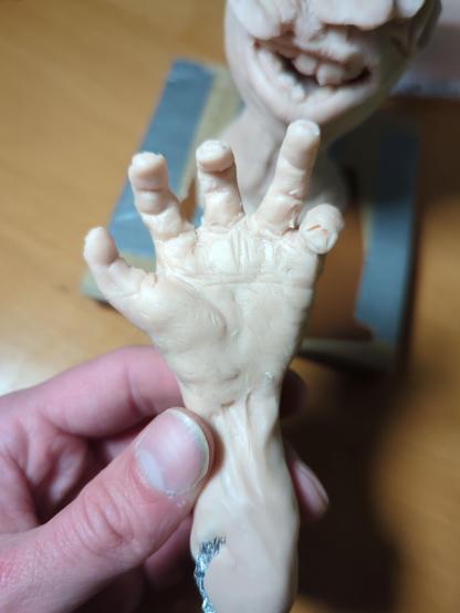 Eine Hand aus sculpey