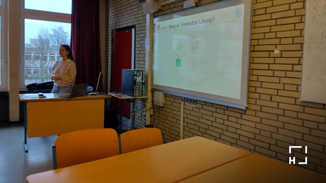 Samira Kabri from the HI Research Unit at DESY giving a talk at a school within the program "Wir wollen's wissen".