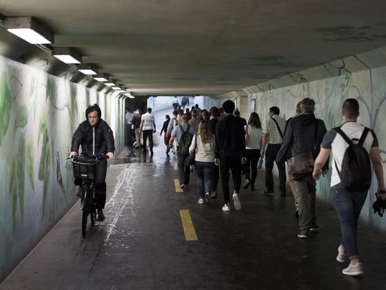 Heutiger Zustand: Velo- und Fussverkehr in selber Röhre – eng und nicht sicher.