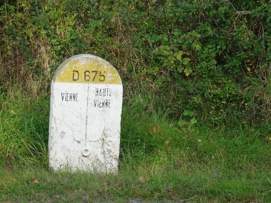 Borne routière indiquant les limites de territoire entre les départements de la Vienne et de la Haute-Vienne