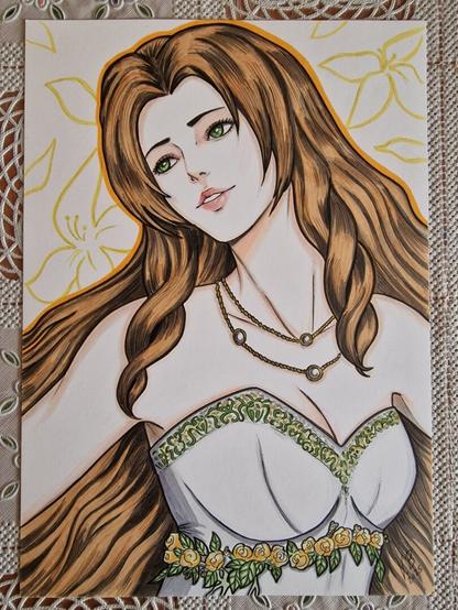Ilustración realizada a mano de Aeris del juego Final Fantasy VII Rebirth con el vestido de la obra de teatro loveless. 

Aeris está dibujada de cintura para arriba. Lleva un vestido blanco con ribetes dorados y verdes en la parte superior que rodea el escote. Los hombros y brazos quedan al aire. Su piel es clara. Por debajo de los pechos y por encima de la cintura lleva un cinturón de flores amarillas con hojas verdes. 

Lleva al cuellos un collar doble dorado con 2 adornos de esfera en el hilo inferior del collar y un adorno igual en el superior. 

Si pelo castaño cae por detrás en su mayor parte, salvo dos mechones sueltos que tocan sus hombros por cada lado. Sus ojos verdes miran hacia el lado izquierdo de la ilustración, en la misma dirección que tiene inclinada la cabeza. 

Al fondo se ven pétalos de flores caer con el borde amarillo y el interior sin colorear.