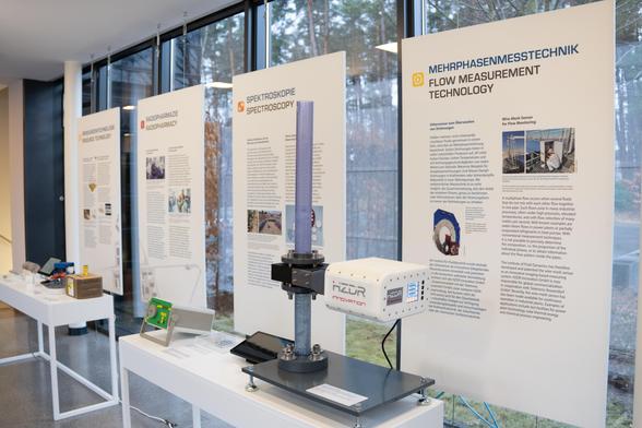 Verschiedene Exponate der Transferausstellung "Von der Forschung in die Anwendung" mit Mehrphasenmesstechnik der HZDR Innovation im Vordergrund.
