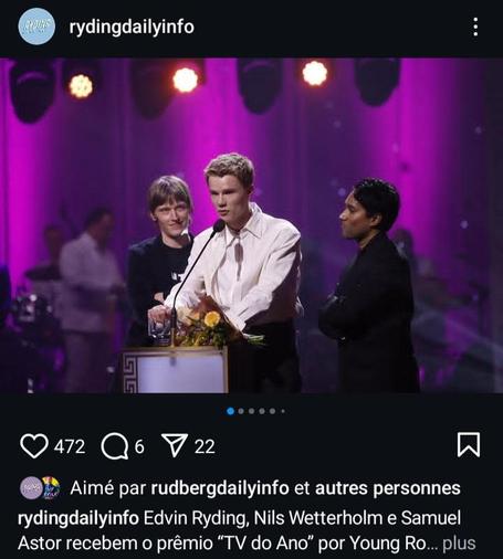Edvin Ryding, Samuel Astor et Nils Wetterholm récupérant le prix sur la scène du gala.