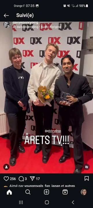 Les trois même, après la cérémonie, le prix dans les mains de Samuel (un QX en simili-cristal).

Nils est coiffé comme Angela Merkel a l'époque de la réunification (ou Ron Weasley période cheveux long), veste sur tee-shirt.
Samuel en costume sur chemise noire ouverte.