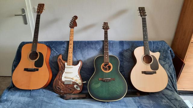 Bonjour !
Je vous présente mes #guitares  de gauche à droite :
- Mountain
- Naria
- Triskèle
- Martin
Chacune a son histoire et sa sonorité. 😃
Et vous, quelles sont vos guitares préférées ! 🎸 💭