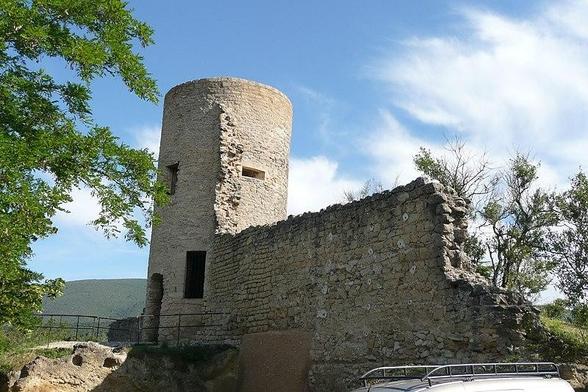 Enceinte médiévale à #Cucuron (#Vaucluse) Porte de l'Horloge avec le donjon, comprise dans les anciens remparts : classement par arrêté du 2 mai 1921 ; Parties subsistantes de l'enceinte (cad. G 97, 279, 329, 3...
Suite 👉 https://monumentum.fr/monument-historique/pa00082036/cucuron-enceinte-medievale
#Patrimoine #MonumentHistorique
Photo CC-BY-SA 4.0 : Vi..Cult...