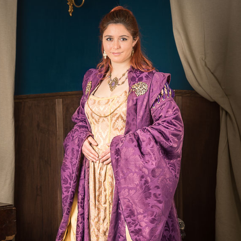 Costume "Lady Sunset" inspiré de Game of Thrones, un manteau violet à épaulettes et une robe dorée.