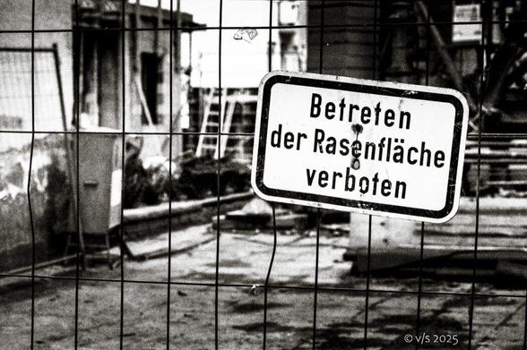 Betreten der Rasenfläche verboten | Entering the lawn is prohibited
