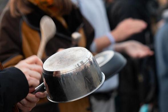 Une « casserolade » contre la politique d'Emmanuel Macron, à la date symbolique du premier anniversaire de sa réélection, le 24 avril 2023 à Paris. © Photo Maurizio Orlando / Hans Lucas via AFP