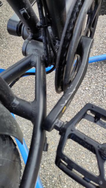 Pédalier du fatbike avec la manivelle tordue qui boque contre le cadre
