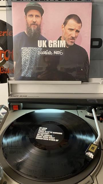 Vinyl LP „Sleaford Mods-UK Grim“ auf einem Plattenspieler.