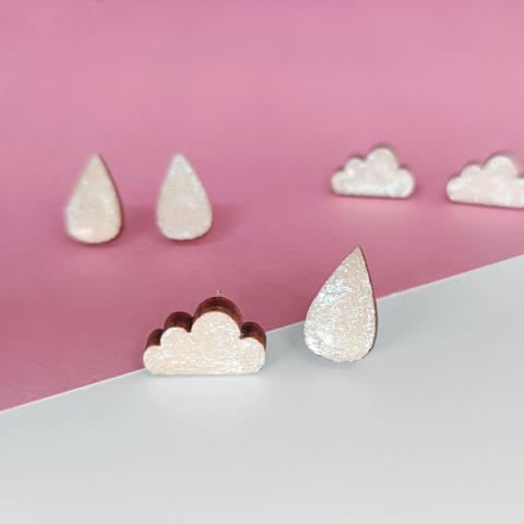 lasergesneden oorbellen van hout in de vorm van druppel en wolkje met multichrome glitter
