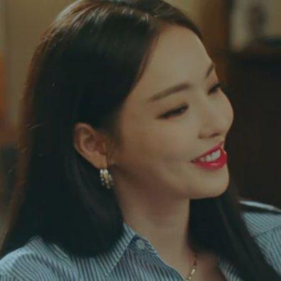 The character of Scarlett in Search WWW
She is smiling with a fabulous red lipstick