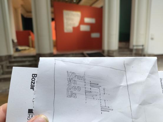 Tests de différentes compositions du titre, crayonné pour les monteurs de Bulle Color, vu depuis le hall des expositions.