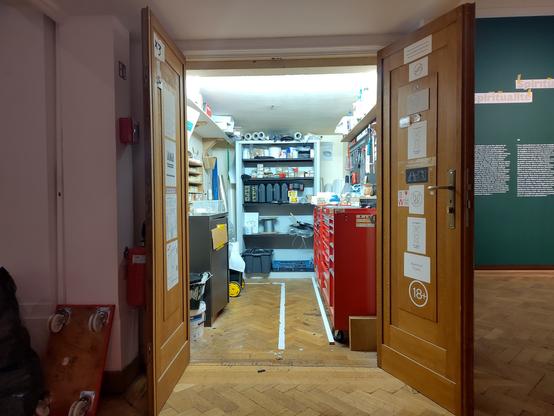 Les faux placards, vrais ateliers, cachés dans l'épaisseur des baies des salles.