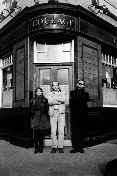 Portrait de Carine Ladoire, Pascal Pithois et Hervé Leforestier sous une enseigne Courage.
