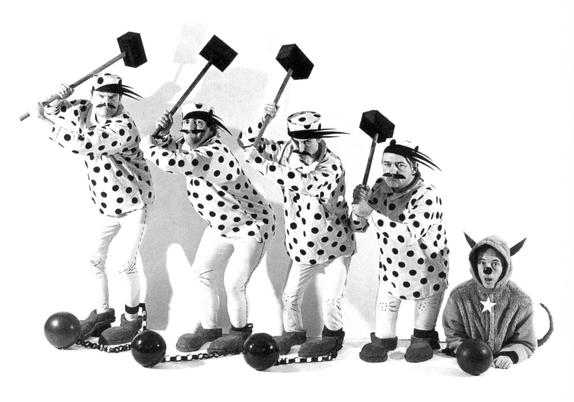Portrait de Hervé Leforestier, Didier Soul, Olivier Umhauer et Joël Hubaut
en frères Dalton avec Pascal Pithois en rantanplan