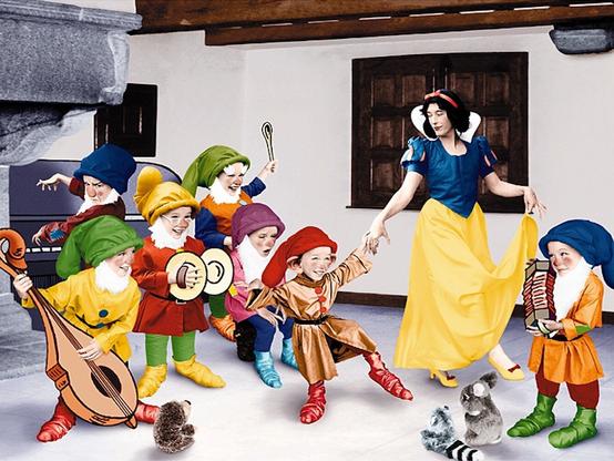 Autoportrait de Pascal Pithois en Blanche-Neige et de Chloé Pithois dans les poses des sept nains.