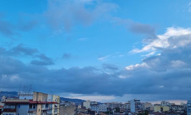 Il blu sovrasta la città al risveglio