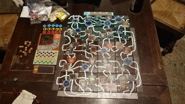 photo du plateau de départ sans aucun pions ou cartes, la carte est modulaire (divisée en 5x4 sections) et la piste du dragon avec des interactions supplémentaires (un nouveau dé a jeter), et des petits jetons diy en plus