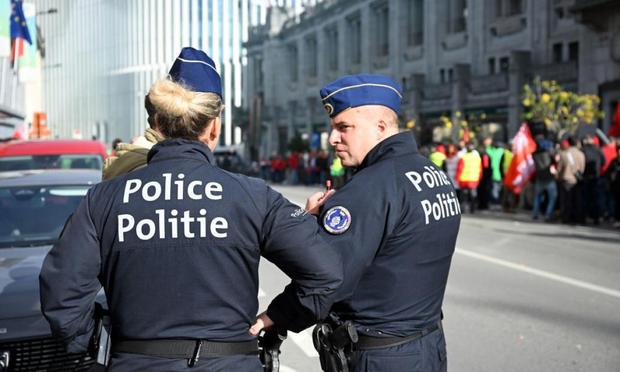 Unos agentes de la Policía belga, vigilando las calles de Bruselas, en una imagen de archivo. (Dursun Aydemir / Anadolu via Getty Images)