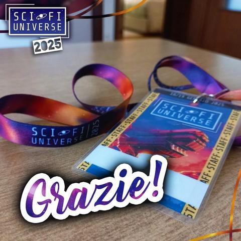 L'immagine mostra un portachiavi e un laccio di Sci-Fi Universe 2025. Il portachiavi è trasparente e riporta il logo dell'evento, con un'immagine di sfondo che sembra rappresentare una scena fantascientifica. Il laccio è di tessuto, con una stampa a tema spaziale con sfumature di viola, arancio e rosso. Sopra il portachiavi e il laccio, è sovrapposta la scritta "Grazie!".