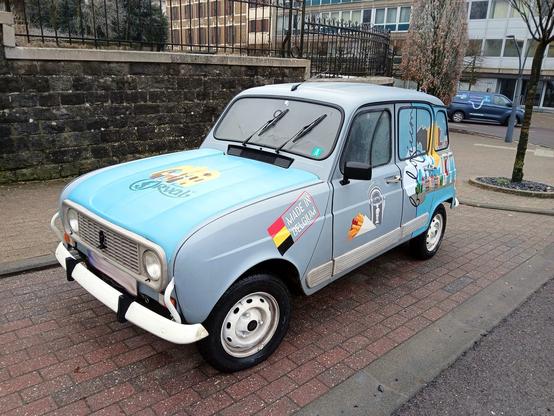 Une renault 4 décorée aux couleurs de la Belgique vue à Arlon, on notera le Manekenpis à la place du logo Renault!