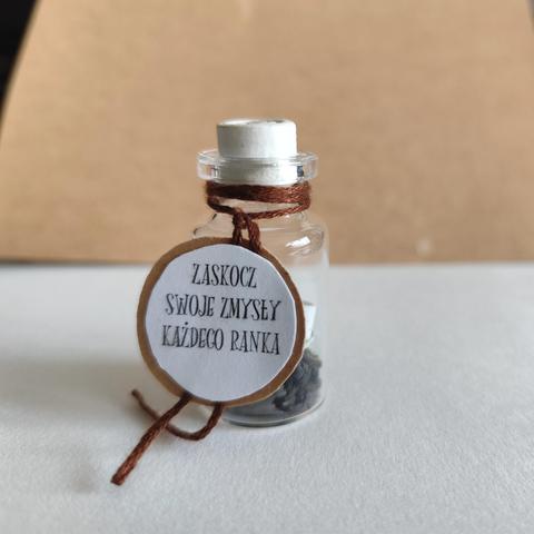 Miniaturka w małej butelce (10 ml). W srodku zestaw do herbaty wykonany z papieru. Czajniczek i dwie czarki.