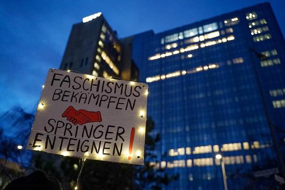 Das Foto zeigt eine Papptafel mit dem Text "Fascismus bekämpfen - Springer enteignen!"
Foto: © heba / Umbruch Bildarchiv