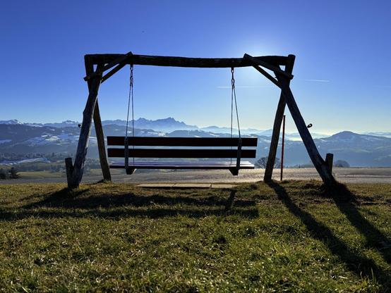 eine grosse schaukel mit sicht auf den alpstein