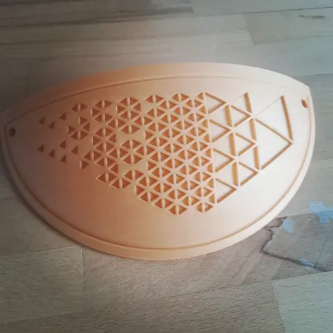 Prototype réussi. Ressemble au verre de l'applique d'origine avec une déco de triangle de différentes taille en engravure.