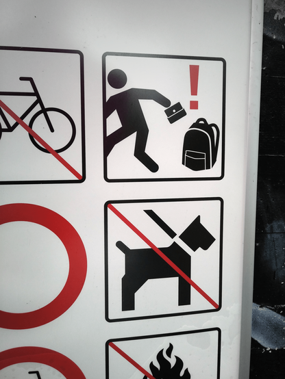 mehrere Piktogramme. Fahrrad verboten, Achtung Diebstahl und Hunde verboten!
Der Hund ist relativ abstrakt gehalten.