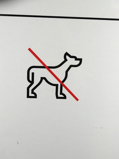 Piktogramm einer Hunde-Outline, von einer roten Linie durchgestrichen. Seelenlos im Vergleich zum vorderen ...