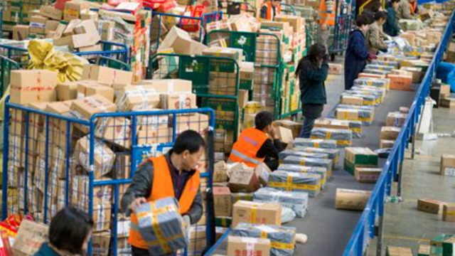 veel teveel pakjes op lopende band in overdrukke ruimte