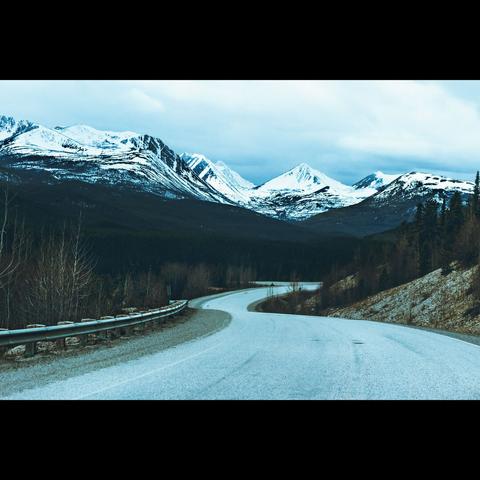Paysage du Yukon, road trip 2024
Montagne enneigés et route sinueuse