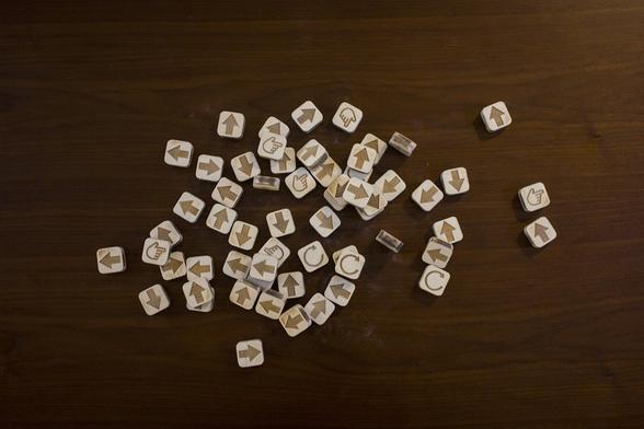 jetons en bois recouvert de pictogrammes pour le jeu de programmation