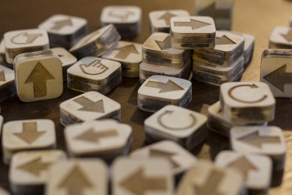 jetons en bois recouvert de pictogrammes pour le jeu de programmation