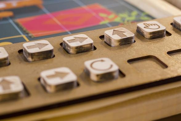 jetons en bois installés sur le bas du plateau de jeu