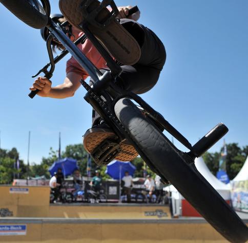BMX-Fahrer Lennart Preuss auf der Miniramp beim FEST Cup 2024 im Sparda-Sportpark