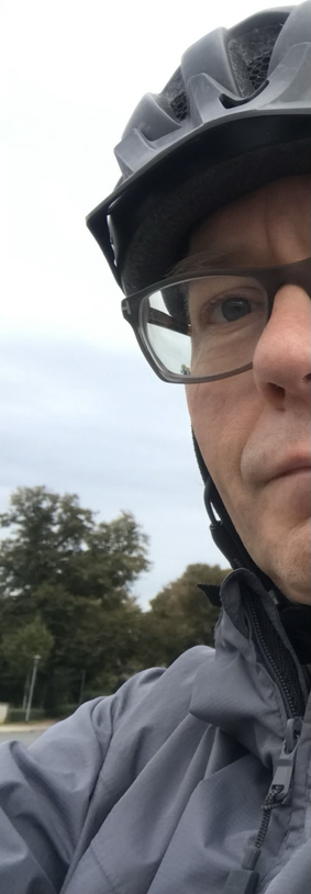 Halbportrait eines Mannes mit Fahrradhelm.